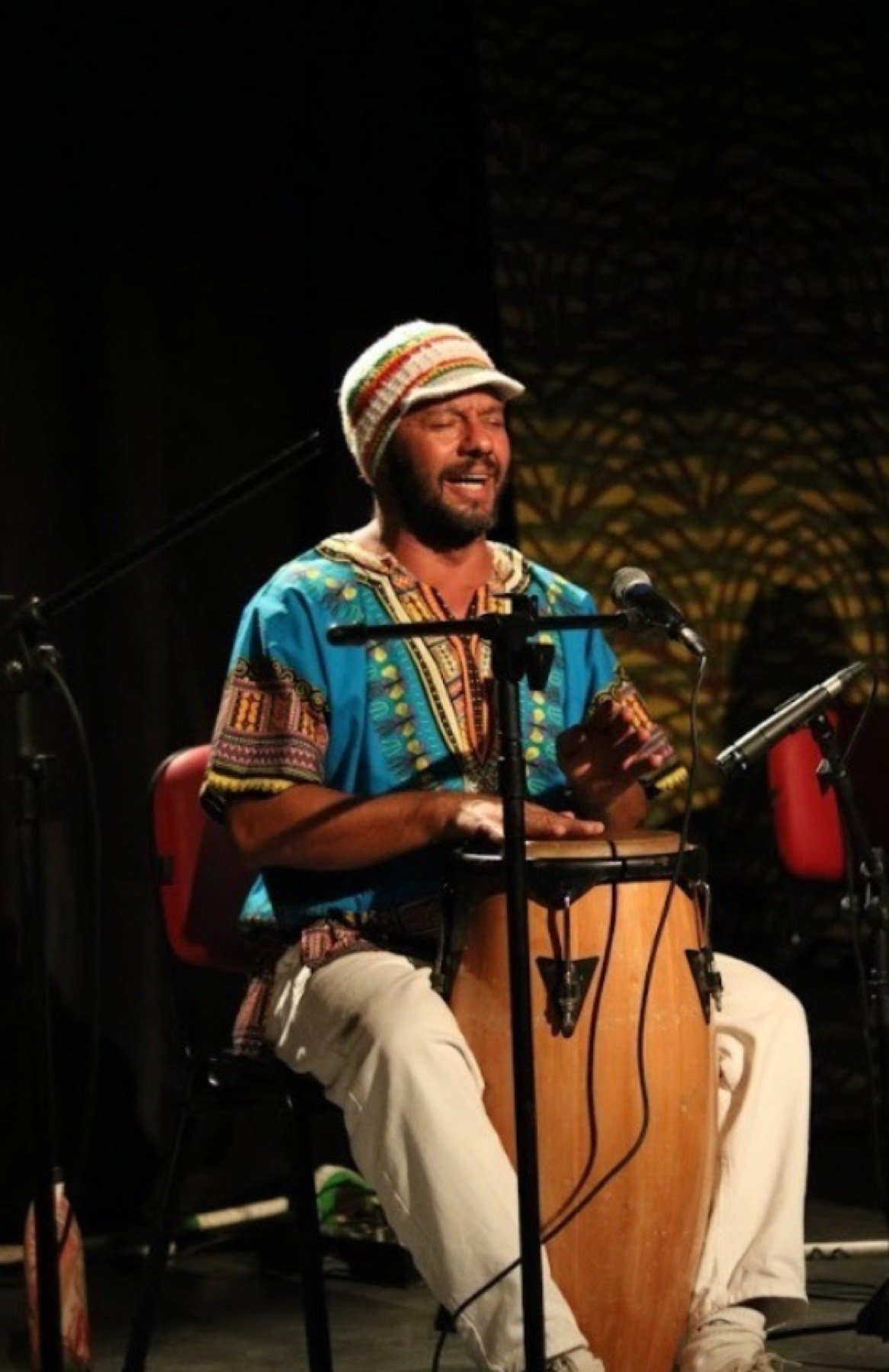 Mestre Feinho tocando em apresentação