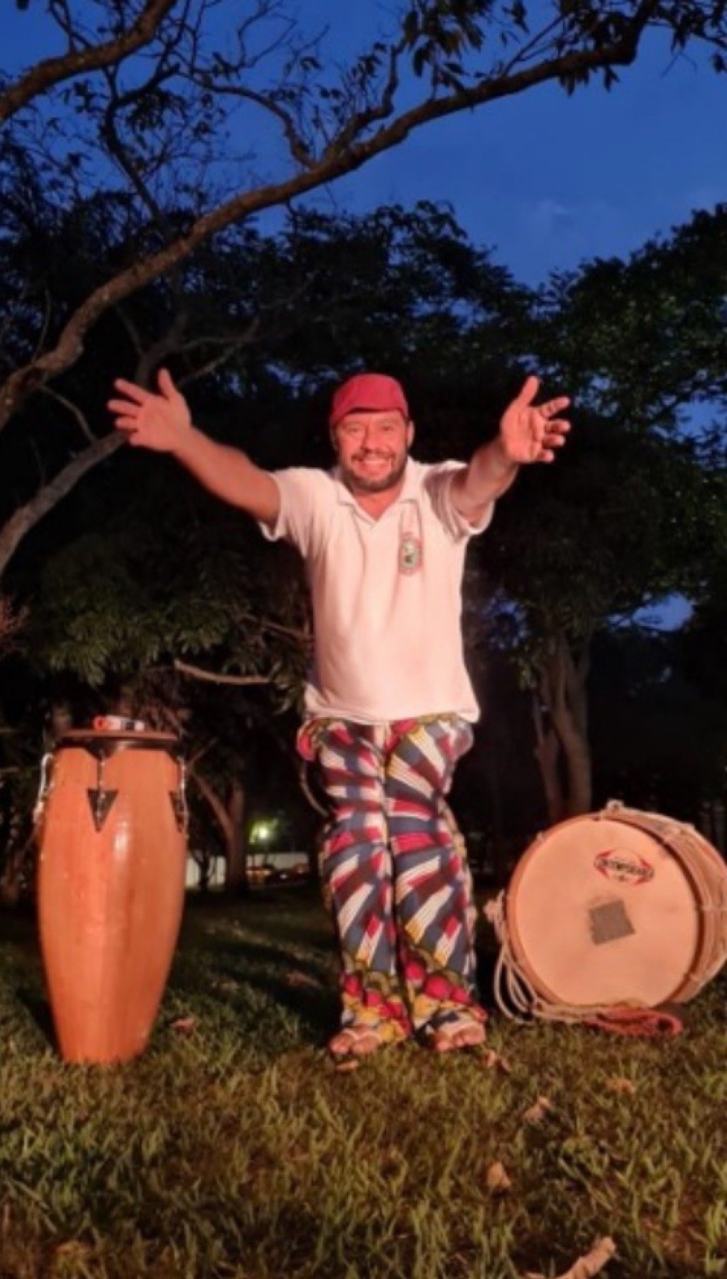 Mestre Marcus Feinho ao ar livre com atabaque e zabumba