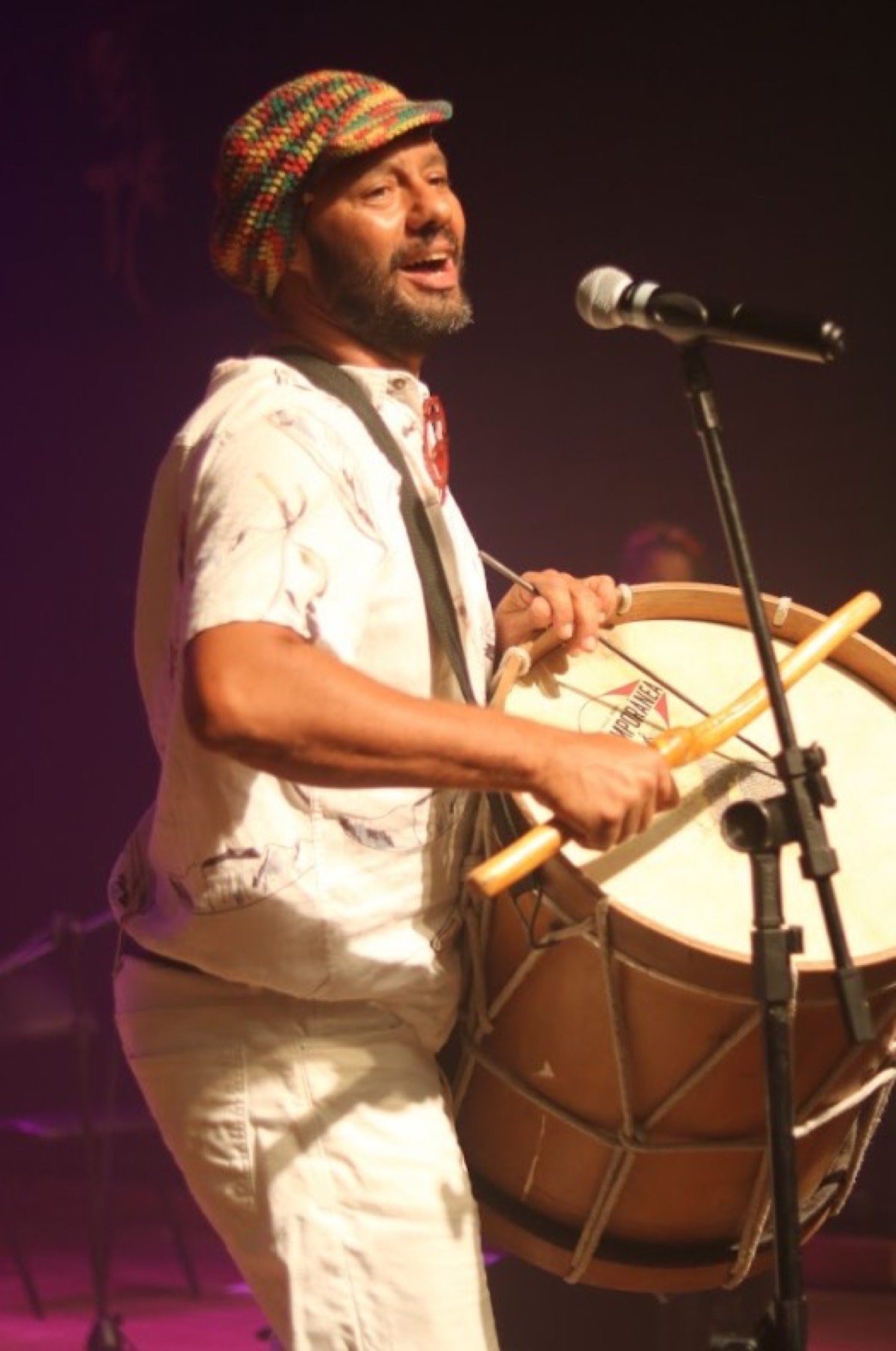 Mestre Marcus Feinho tocando alfaia no palco