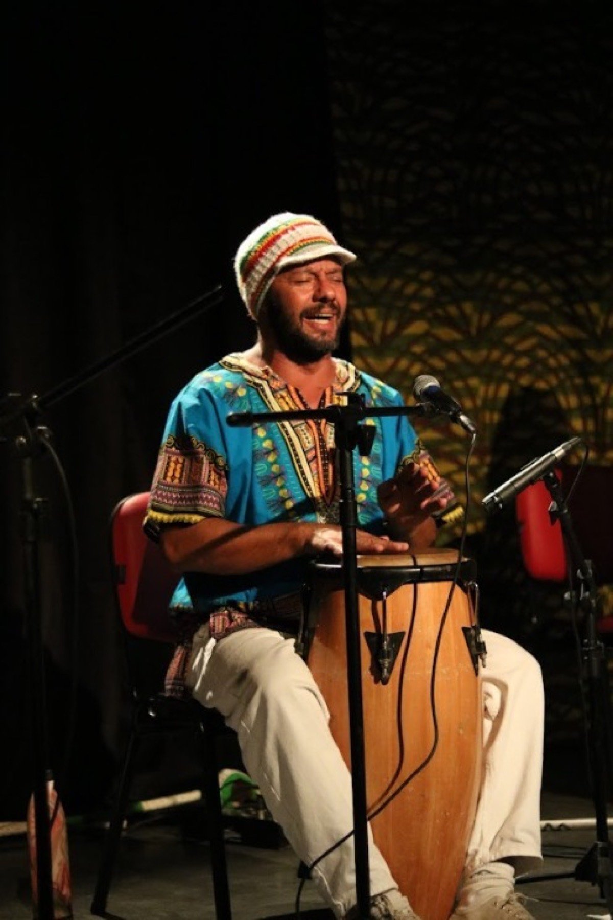 Mestre Marcus Feinho cantando e tocando atabaque