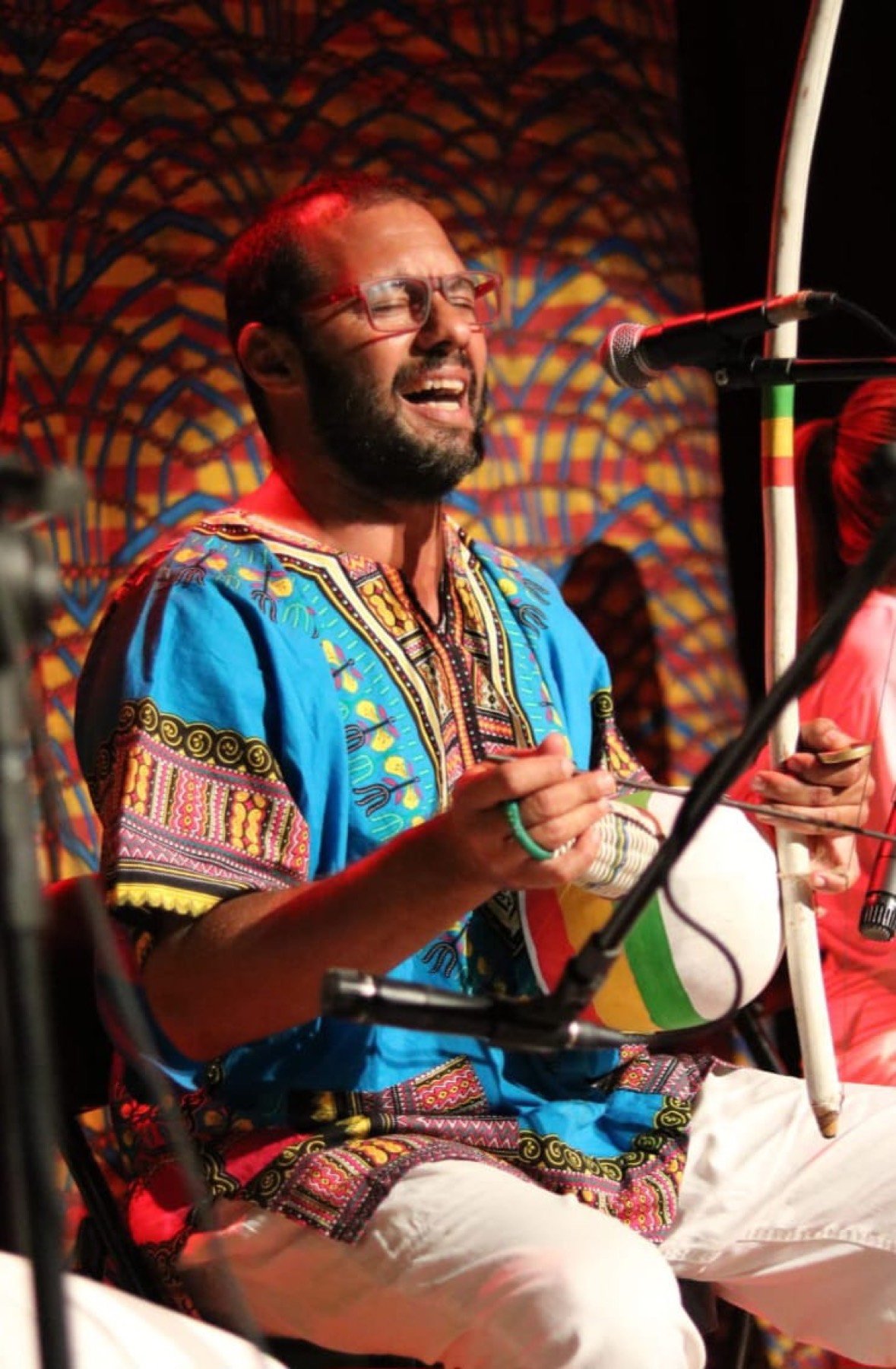 Mestre Marcus Feinho tocando berimbau