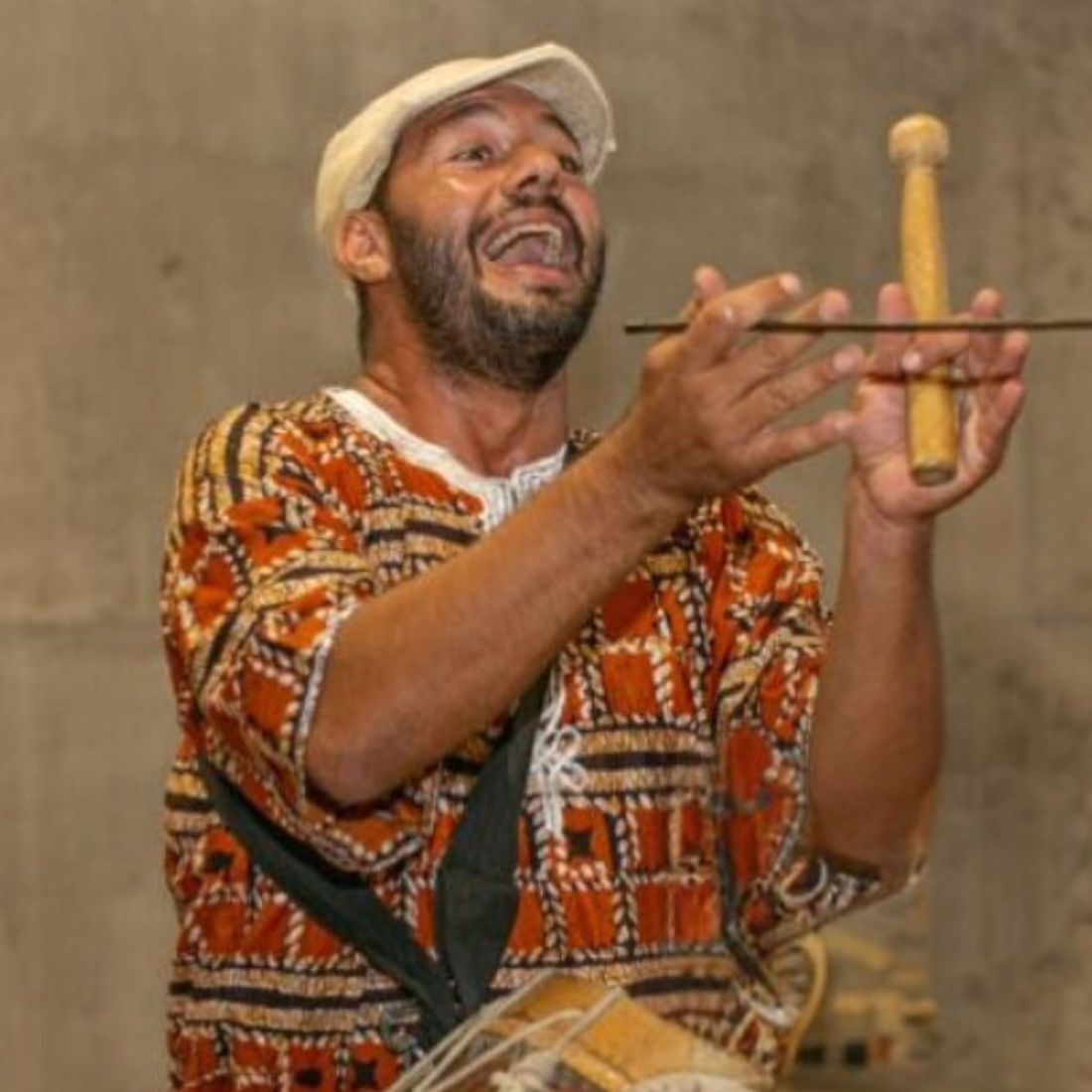 Mestre Marcus Feinho tocando instrumento da Cultura Popular