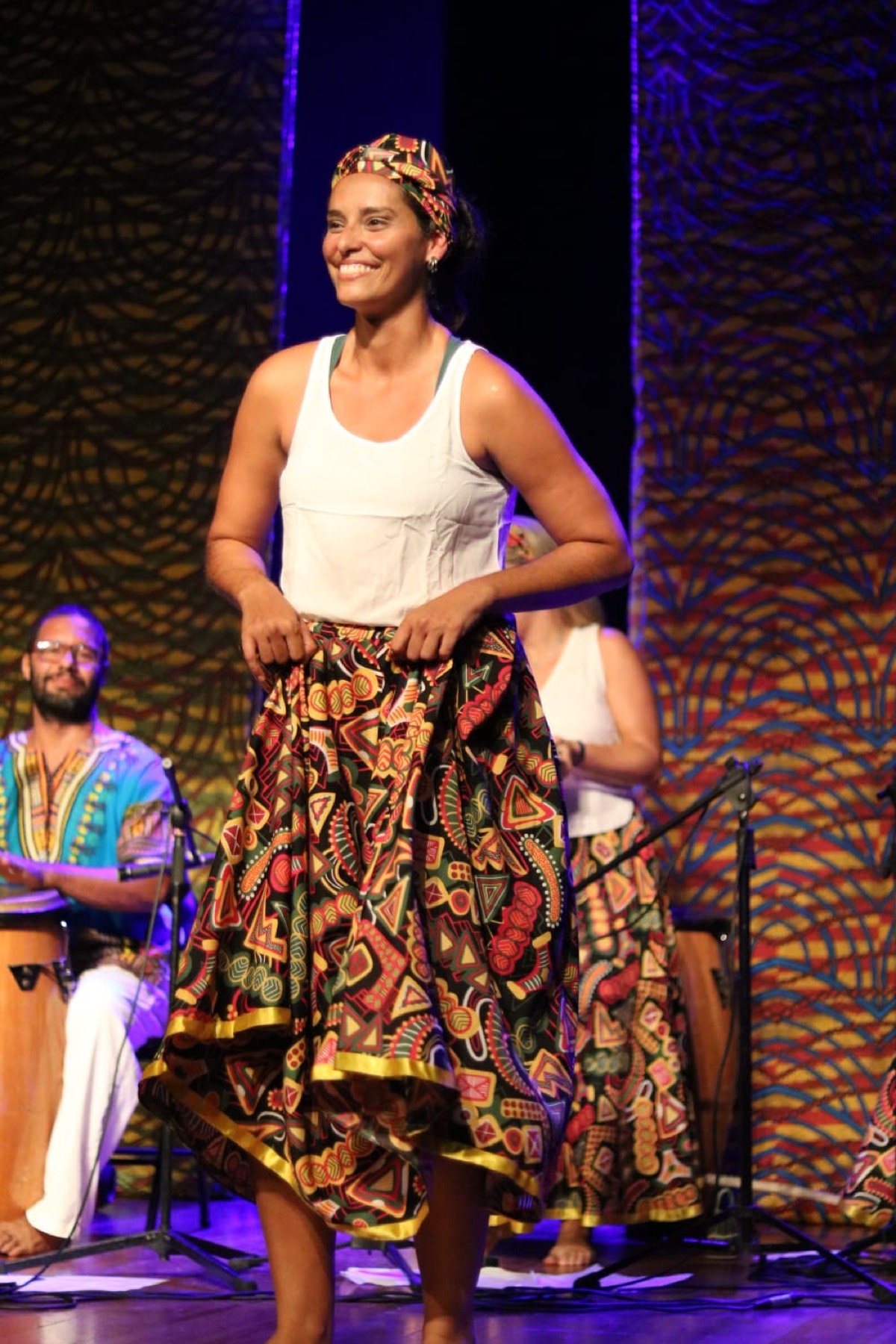 Contramestra Ana Carimbó dançando no palco