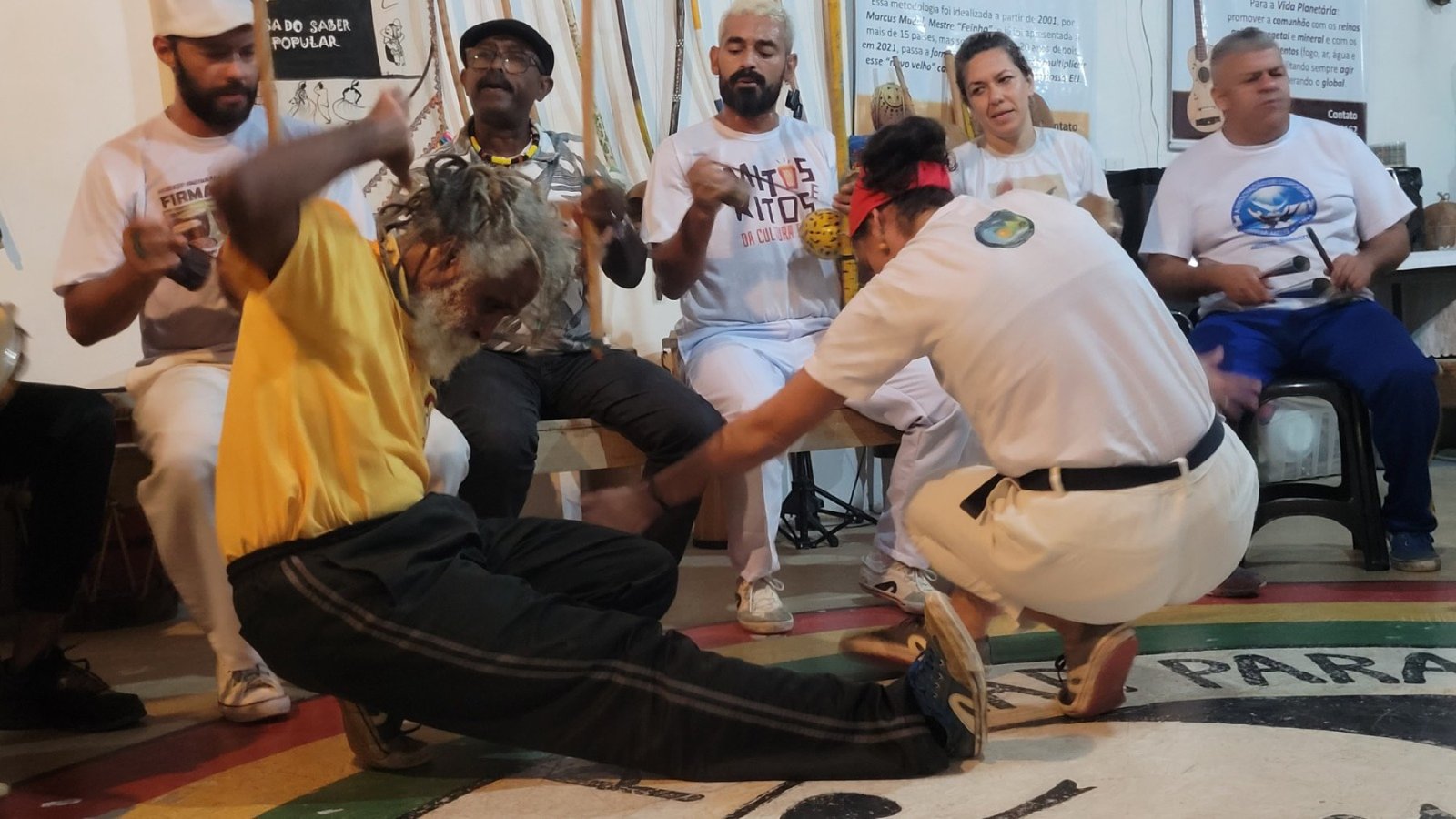 Roda de capoeira e tambores no projeto Mitos e Ritos da Cultura Popular