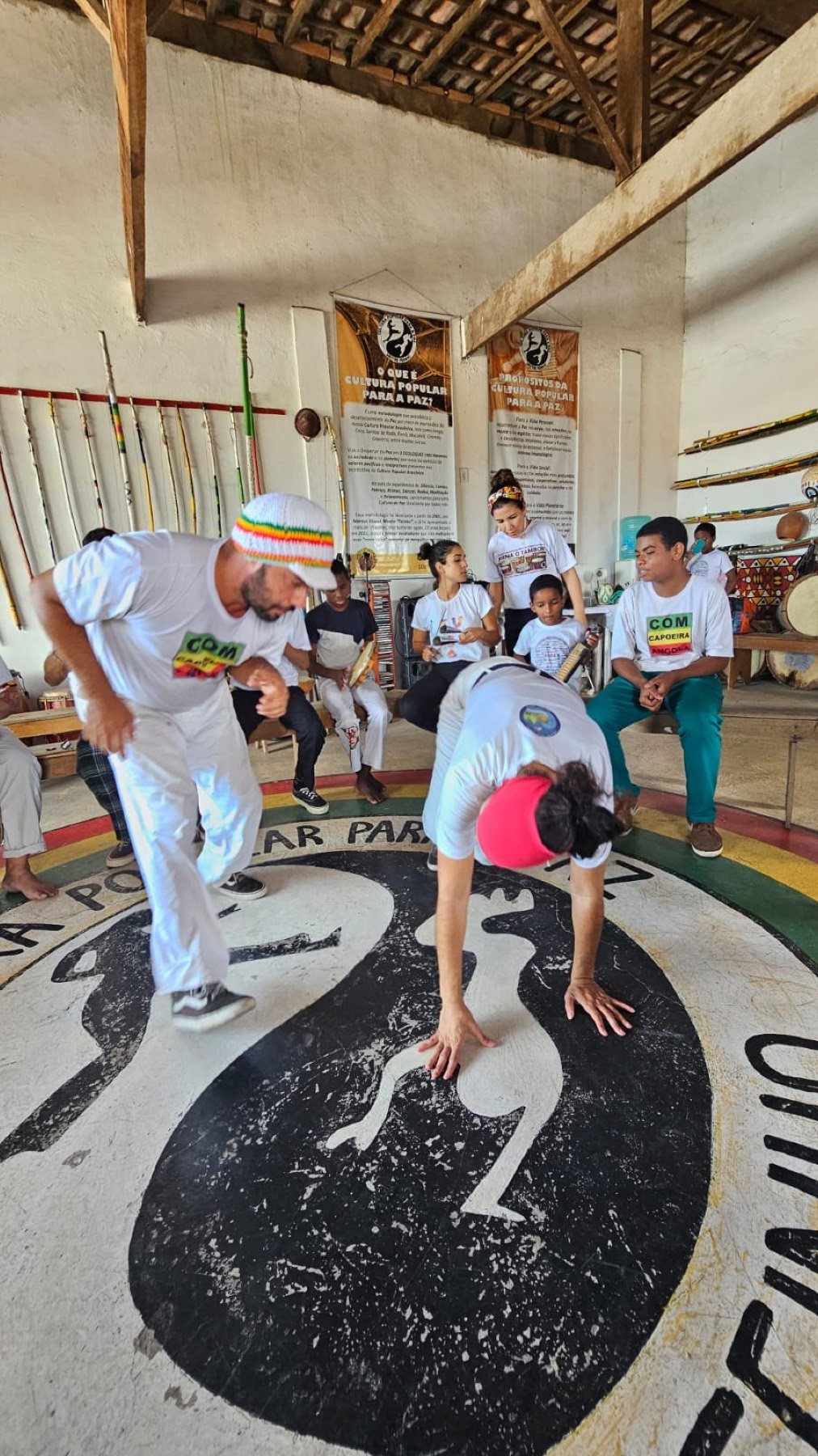 Roda de capoeira no salão da Casa do Saber Popular