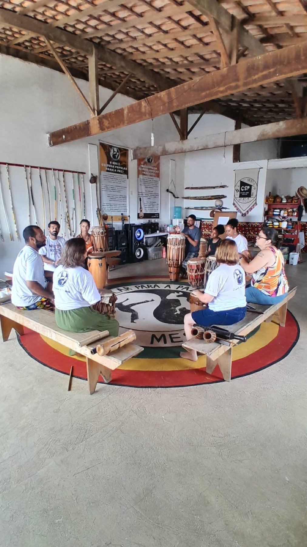 Roda de tambores na Casa do Saber Popular